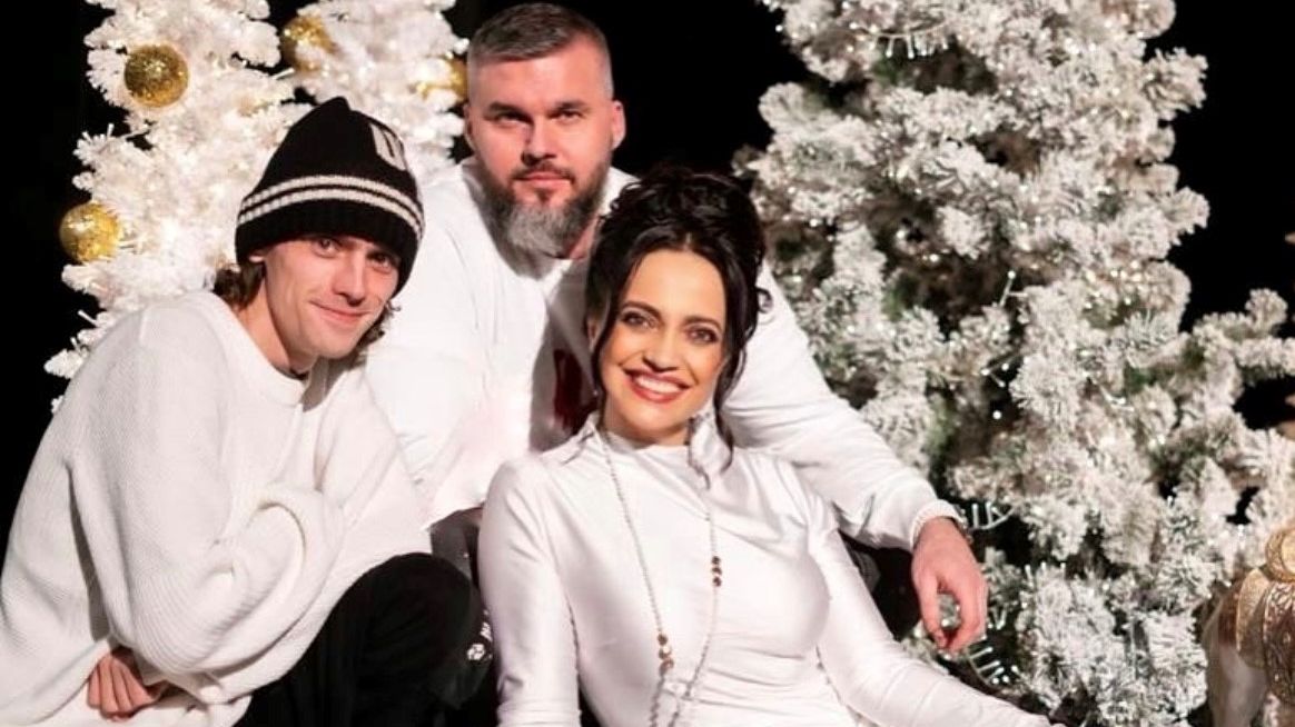 Bílá a Perkausová s rodinami v bílém, červená Myslivcová a Ztracený bez příkras: Takhle vypadají Vánoce českých celebrit